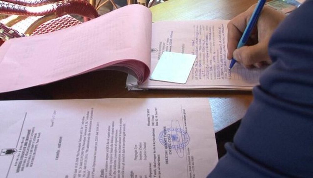 20 punonj&euml;s u p&euml;rjashtuan nga administrata pas verifikimeve t&euml;