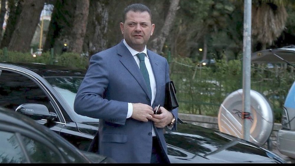 Konflikti p&euml;r pron&euml;n n&euml; Velipoj&euml;, Tom Doshi kall&euml;zon