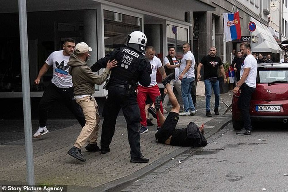 (PAMJE T&Euml; R&Euml;NDA) Sherr brutal mes tifoz&euml;ve shqiptar&euml; dhe