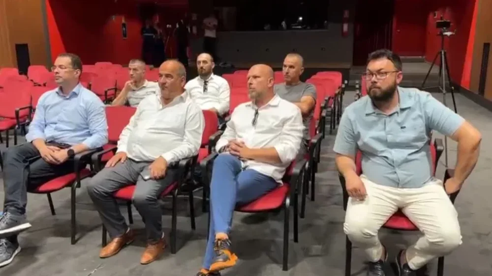 Drejtimi i Himar&euml;s kalon tek Arqile Bollano, por mbetet n&euml; duart e