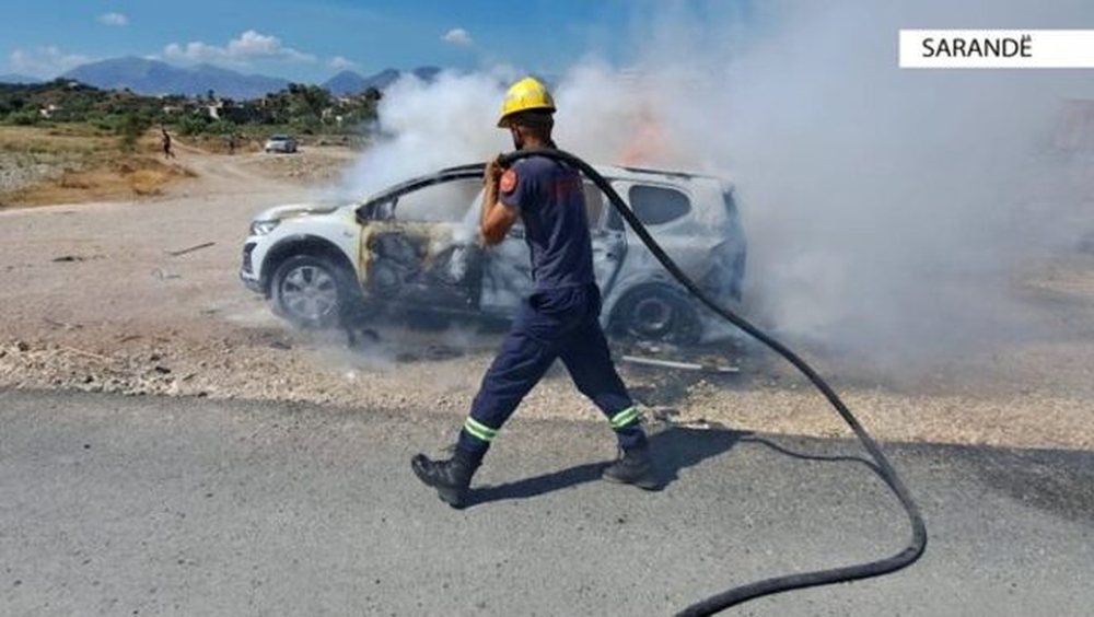 Sarand&euml;, turistit i merr flak&euml; makina