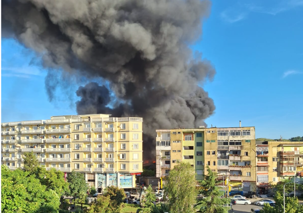 Zjarr i madh n&euml; Shkod&euml;r, rrezikohen edhe banesa (VIDEO)