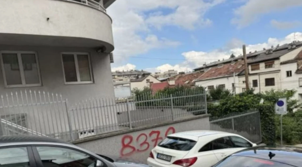 Grafite me mesazhe nga gjenocidi n&euml; Srebrenic&euml; shfaqen n&euml; muret e