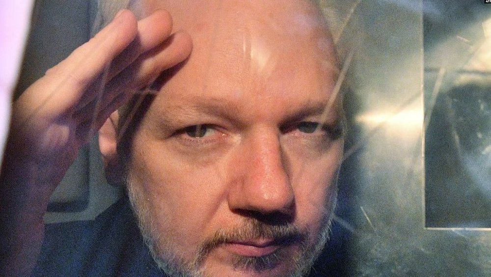 Themeluesi i WikiLeaks lirohet pasi pranoi faj&euml;sin&euml; mbi akuzat