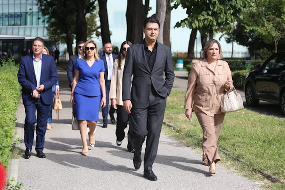 Pas vul&euml;s/ Dy deputet&euml; t&euml; Bash&euml;s i bashkohen Berish&euml;s