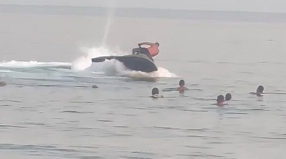 Pamje t&euml; r&euml;nda n&euml; Velipoj&euml;, i riu me jet ski b&euml;n