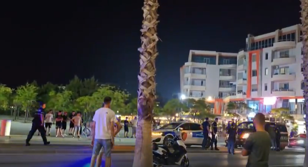Sherr n&euml; Vlor&euml;, disa qytetar&euml; rrahin policin (FOTO)