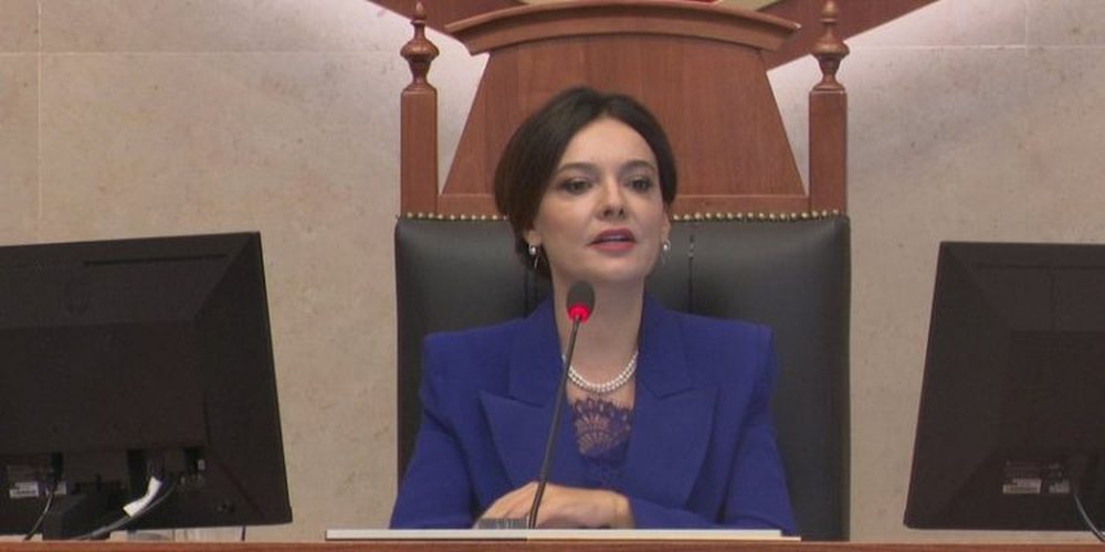 Rama gradon Elis&euml;n n&euml; krye t&euml; Kuvendit, deputet&euml;t e tij e