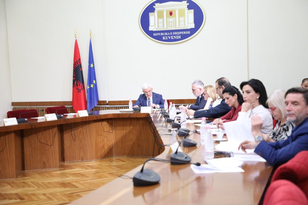 Nga goditja e korrupsionit politik te p&euml;rkohshm&euml;ria e drejtuesve,