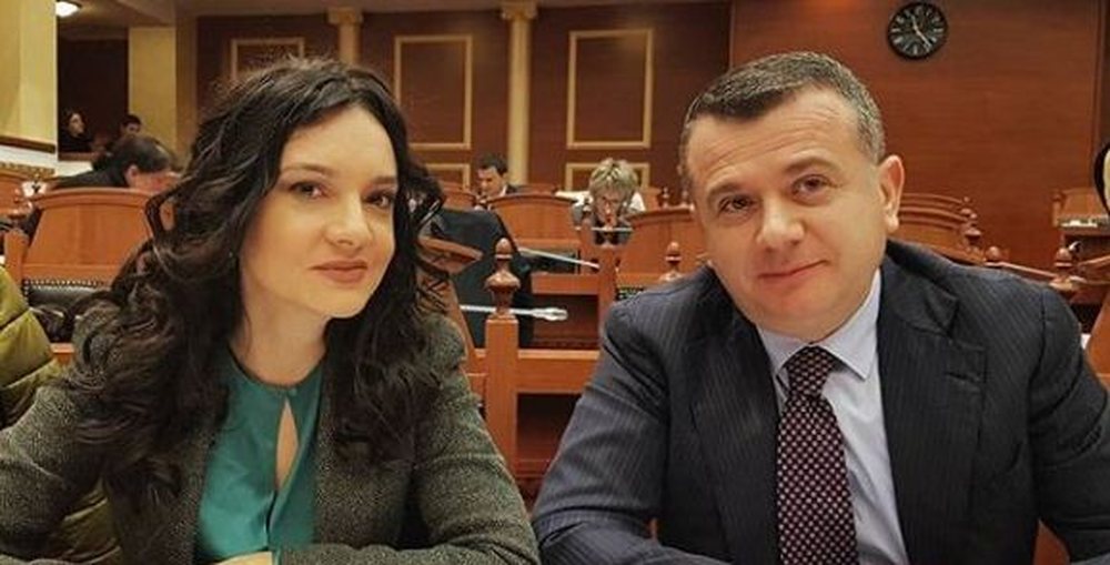 Balla ik&euml;n nga minist&euml;r i Brendsh&euml;m, Elisa e Sk&euml;nderbeut