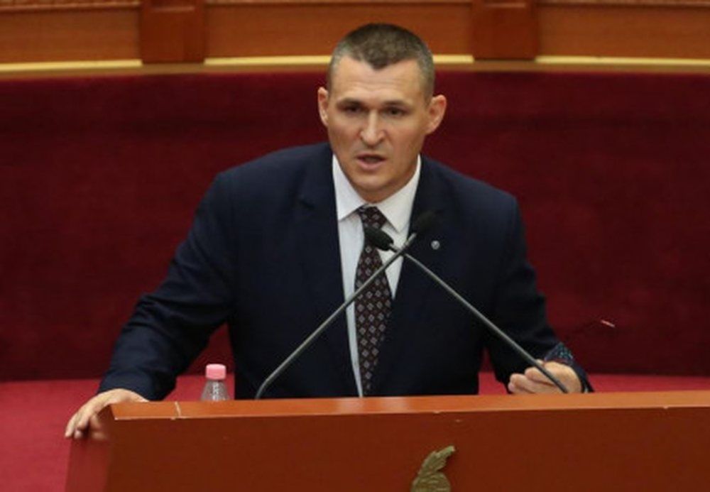 Pse dy standarde p&euml;r Berish&euml;n dhe Ahmetajn? Si p&euml;rgjigjet Dumani