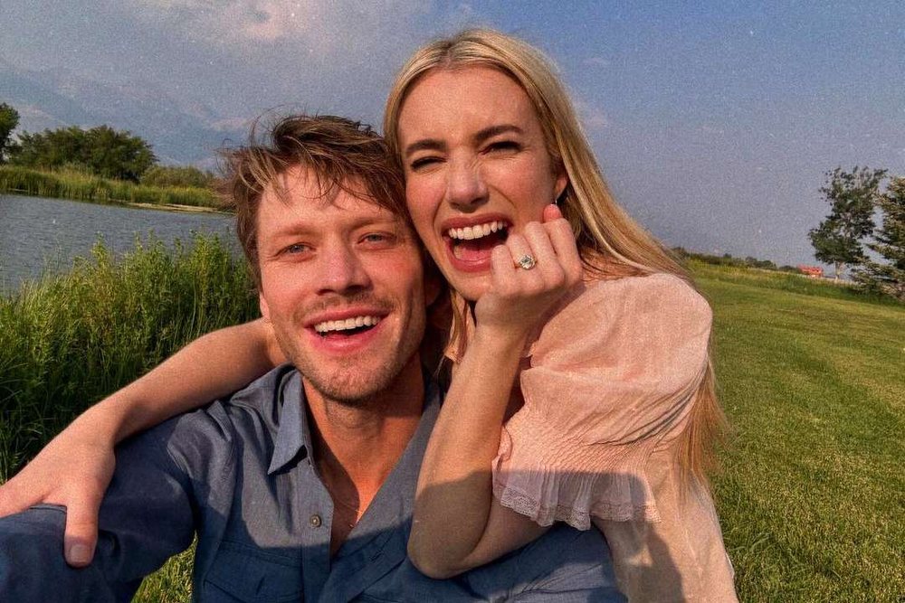 Emma Roberts konfirmon fejes&euml;n me Cody John