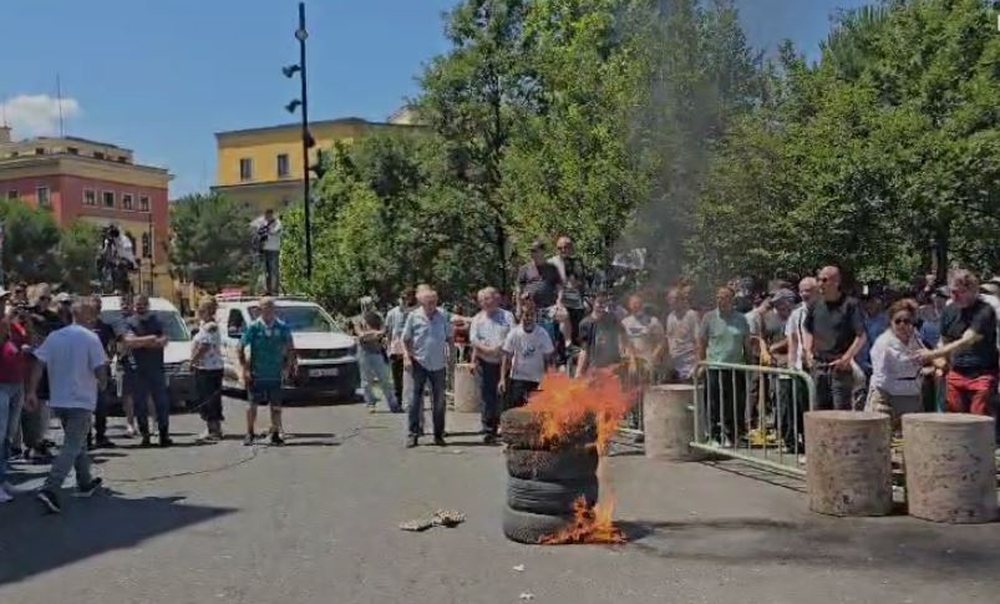 PD paralajm&euml;ron bllokimin e nyjeve kryesore n&euml; vend, policia nxjerr