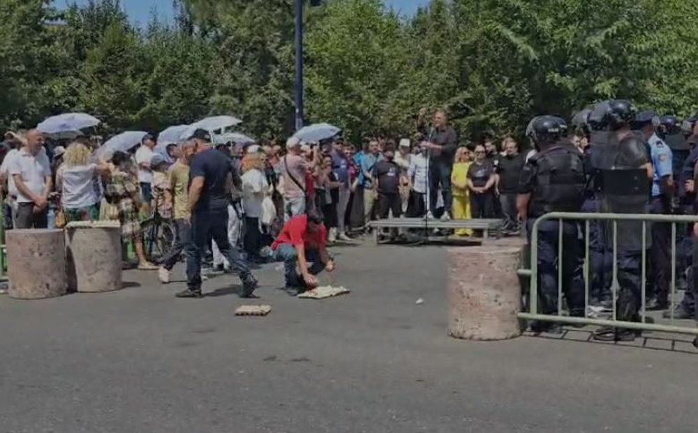 Protesta e opozit&euml;s, protestuesit hedhin vez&euml; n&euml; drejtim t&euml;