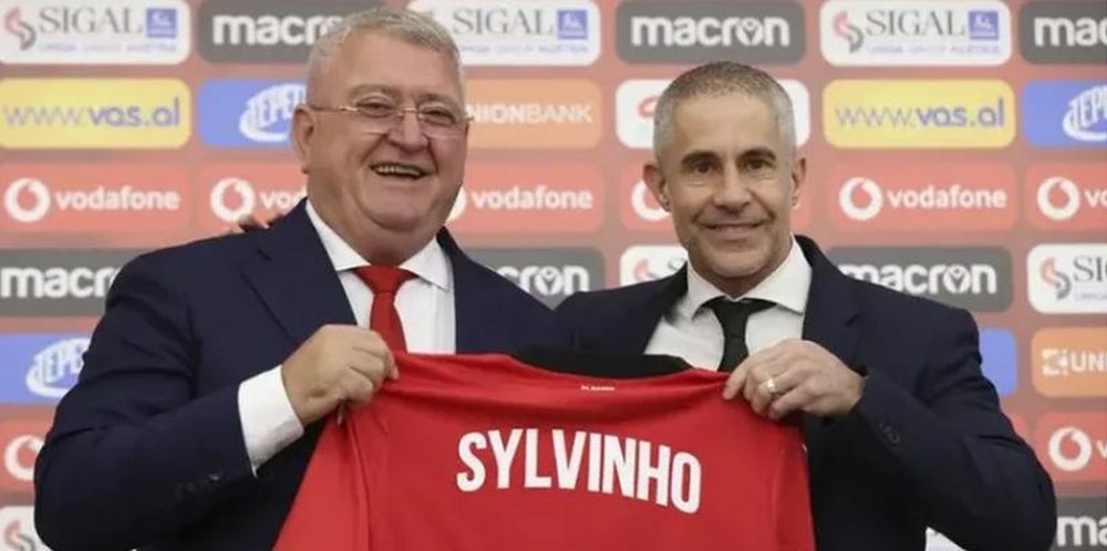 Prapaskenat/ Si e firmosi Silvinjo kontrat&euml;n e re 1 milionshe
