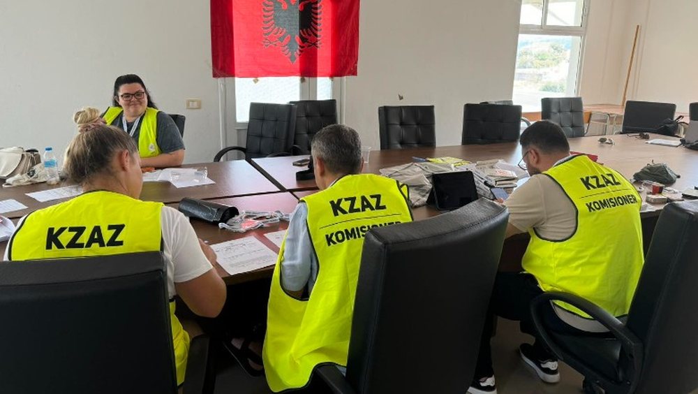 Himar&euml;/ Dhjet&euml;ra votues nga Greqia me karta identiteti t&euml;