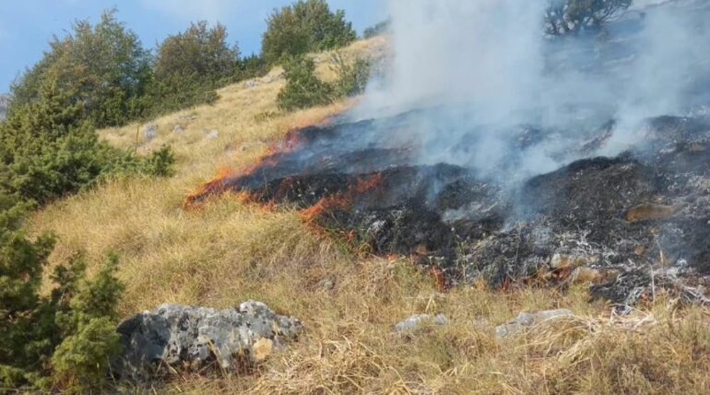 Nj&euml; vat&euml;r zjarri n&euml; Peqin