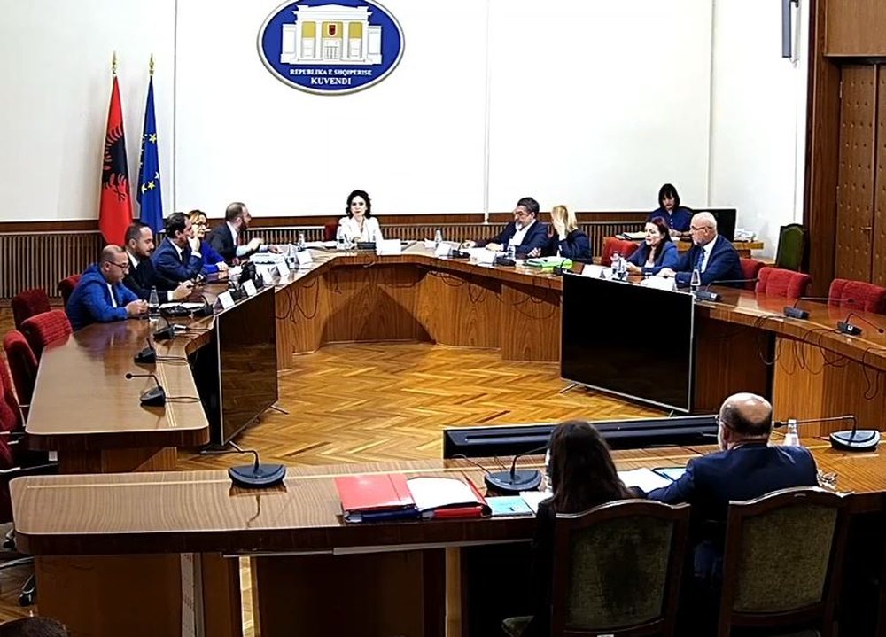 Ndarja nga jeta e Gert Bogdanit, nd&euml;rpritet mbledhja e K&euml;shillit
