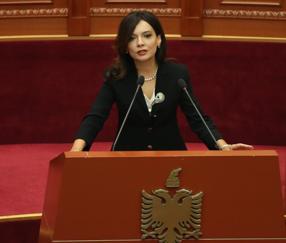 Elisa shp&euml;rndan letr&euml;n e Bajram Begajt n&euml; tavolinat e