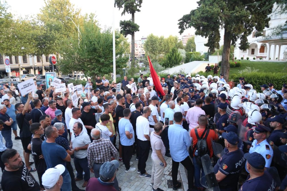 Banor&euml;t e Thuman&euml;s protest&euml; para Kuvendit: Rama fshihet si mi,