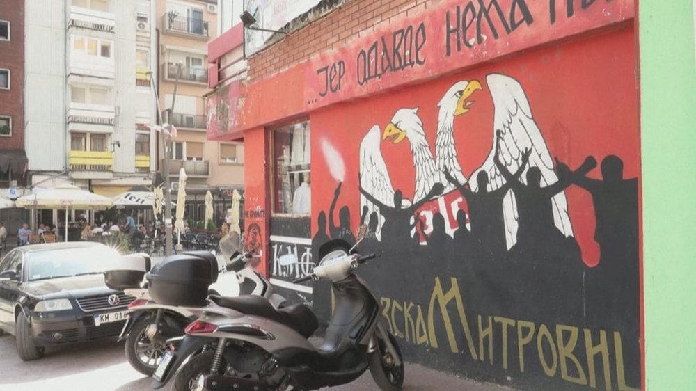 "Ju presim n&euml; veri", serb&euml;t shfaqin parrulla