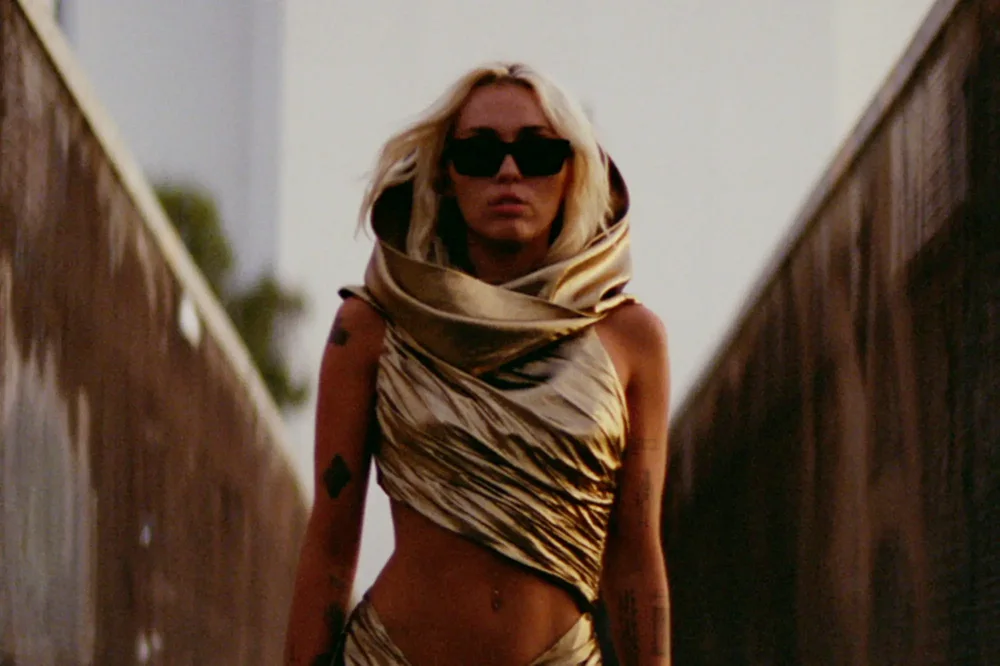 Miley Cyrus  paditet p&euml;r k&euml;ng&euml;n "Flowers"