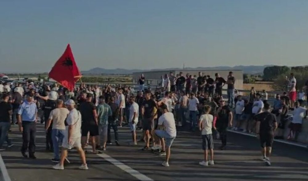 Thuman&euml;-Kashar e bllokuar/ Protesta p&euml;r izolimin e dhjet&euml;ra