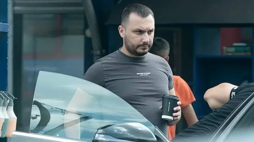 Shqiptari i sulmuar nga politikani britanik replikon me gazetarin e "The