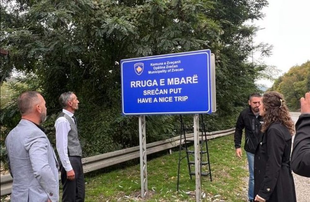 N&euml; Zve&ccedil;an vendosen tabela n&euml; gjuh&euml;n shqipe, serbe dhe