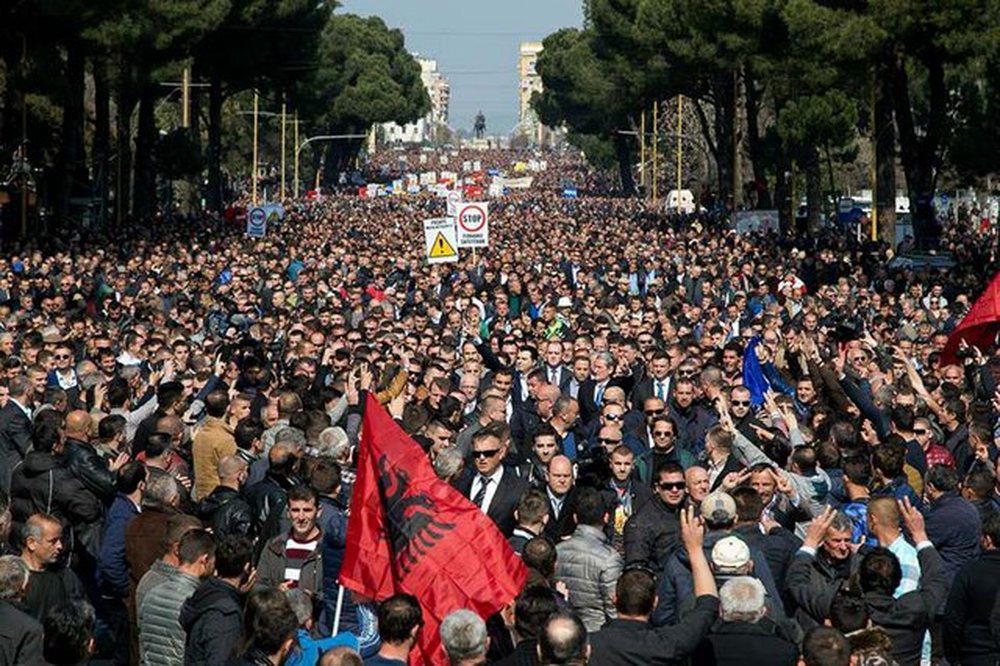 Protesta/ Partia Demokratike 4 or&euml; leje p&euml;r tubimin