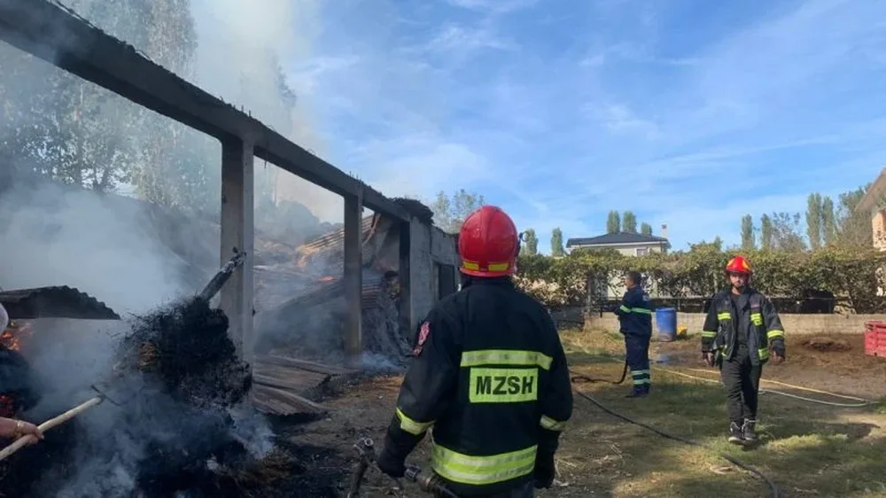 P&euml;rfshihet nga flak&euml;t magazina n&euml; Lezh&euml;, shkrumbohet e