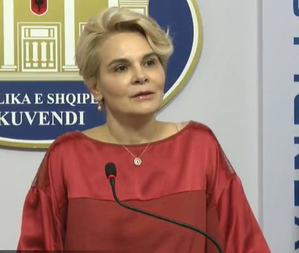 Kryemadhi n&euml; konferenc&euml;: Jam k&euml;tu si Monika, jo si