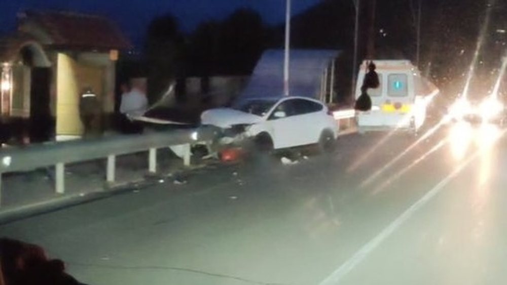 Aksident n&euml; aksin Pogradec-Qaf&euml; Than&euml;, p&euml;rplasen dy makina