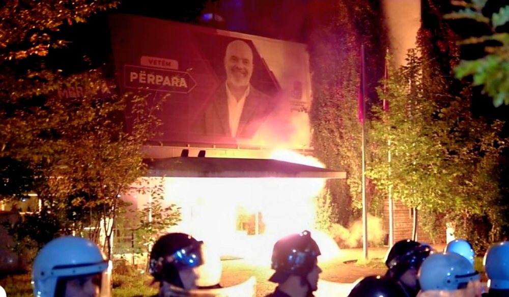 Pamjet e protest&euml;s/ Paralizohet Tirana p&euml;r disa or&euml;, selia e PS