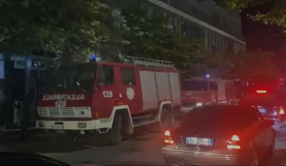 Zjarr n&euml; nj&euml; pallat n&euml; Lezh&euml;, evakuohen banor&euml;t