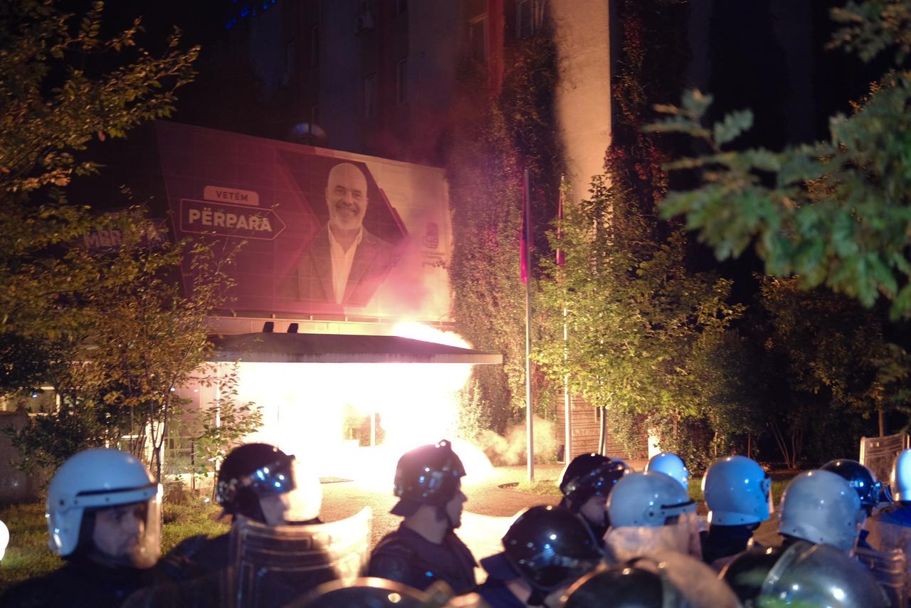 Zjarr në selinë e PS pas hedhjes së molotovëve nga protestuesit e opozitës