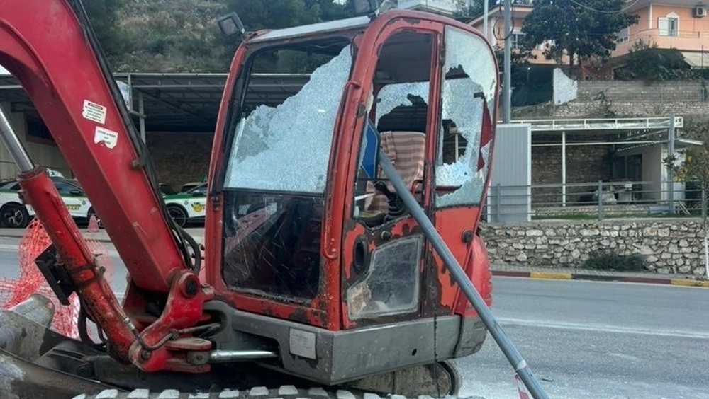 Persona t&euml; paidentifikuar godasin mjetin e punimeve n&euml; Sarand&euml;,