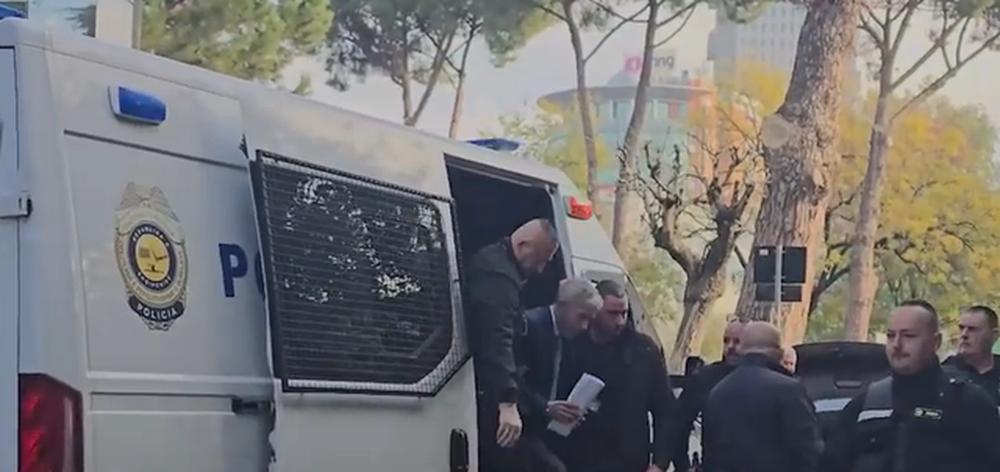 Ilir Rrapaj me pranga n&euml; duar dhe i shoq&euml;ruar nga efektiv&euml;t