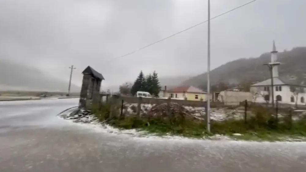 Nisin reshjet e para t&euml; d&euml;bor&euml;s edhe n&euml; Elbasan, zbardhet
