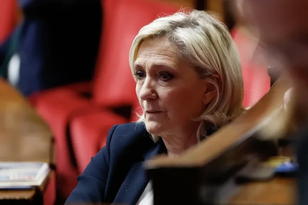 Prokuroria franceze k&euml;rkon 5 vite burg p&euml;r Marine Le Pen