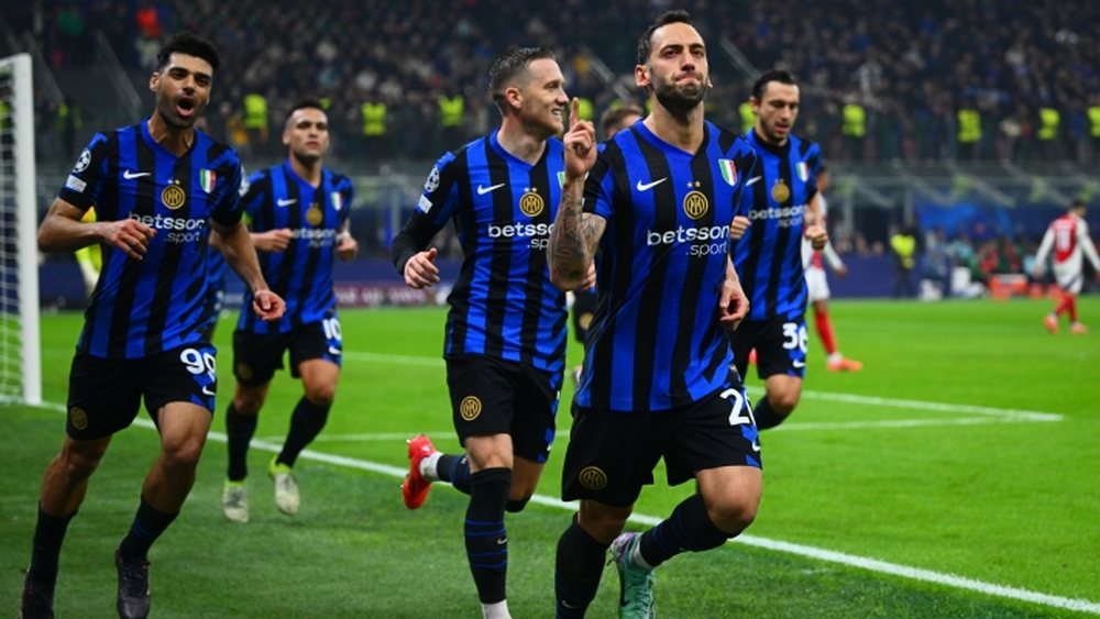 Video/ Penalltia e Calhanoglu shuan Arsenal, Inter i dyti: Bar&ccedil;a