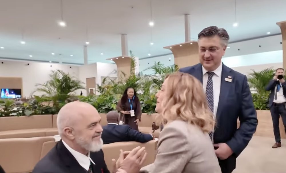 Skena prej adoleshenti/ Rama bie n&euml; gjunj&euml; para Melonit (VIDEO)