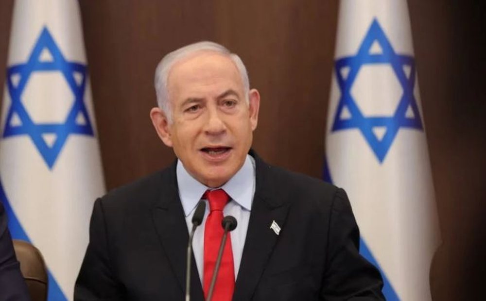 Sulmohet s&euml;rish sht&euml;pia e Netanyahut, bien dy raketa n&euml; oborrin e