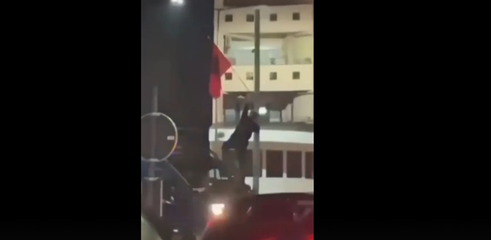 Festimet p&euml;r 28 N&euml;ntorin, polici maqedons shkul flamurin shqiptar nga