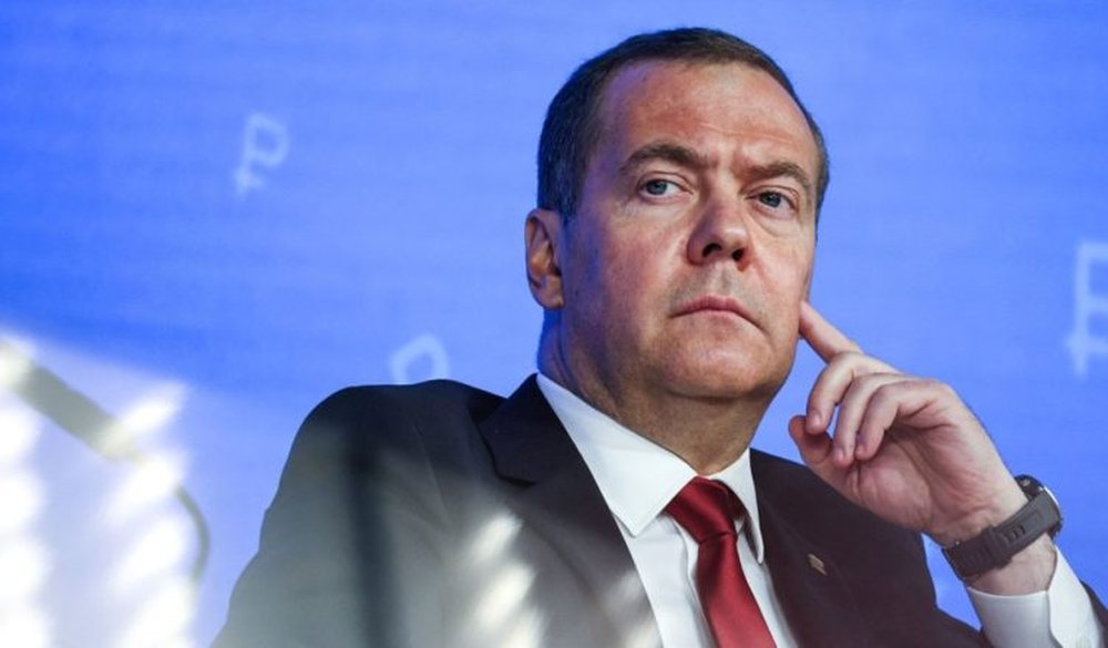 Rus&euml;t n&euml; fest&euml;, Medvedev p&euml;r Zelenskyn: Nj&euml; derr i