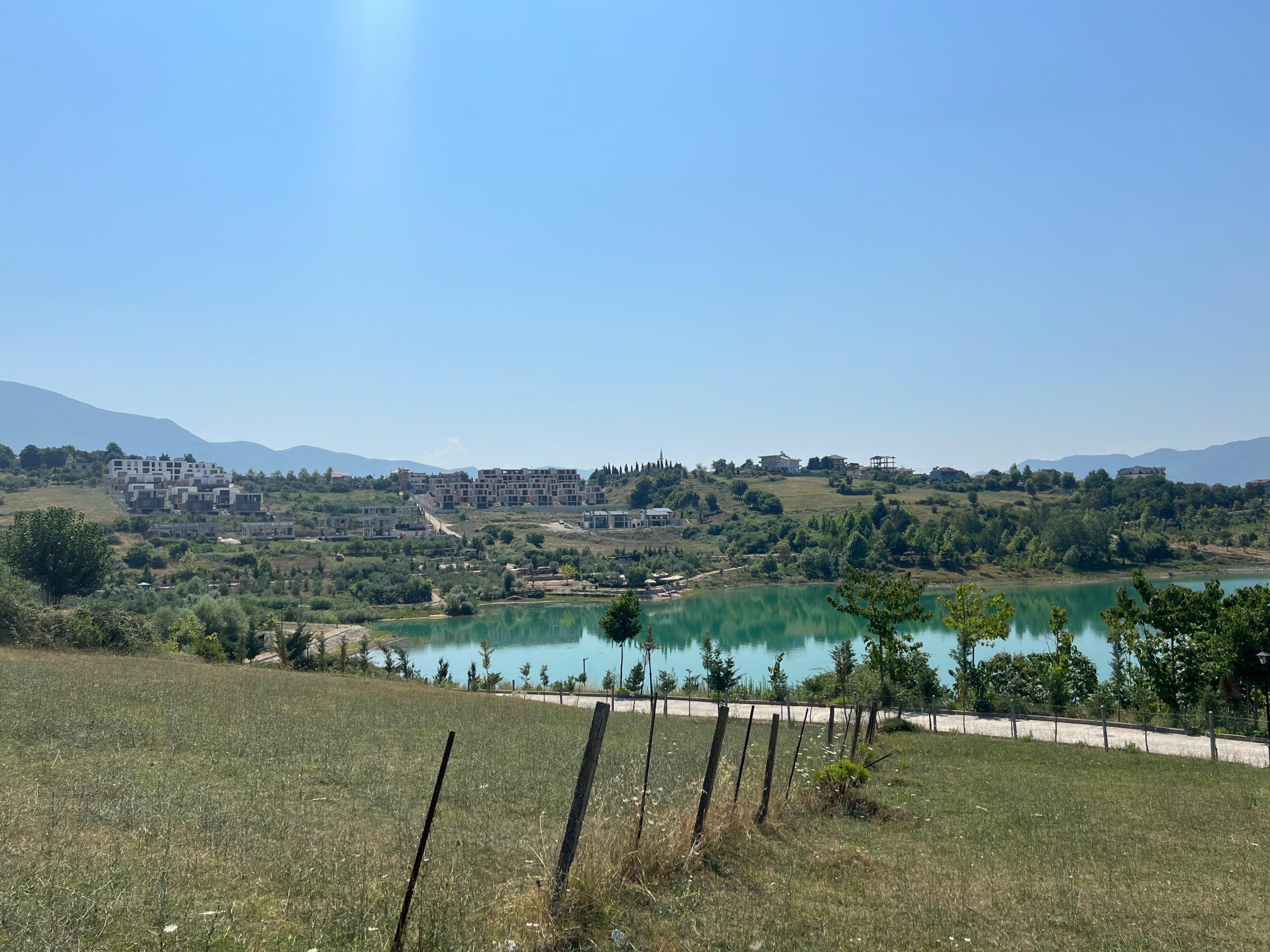 Një sipërfaqe toke ende e gjelbëruar buzë liqenit të Farkës. Foto: Ola Xama