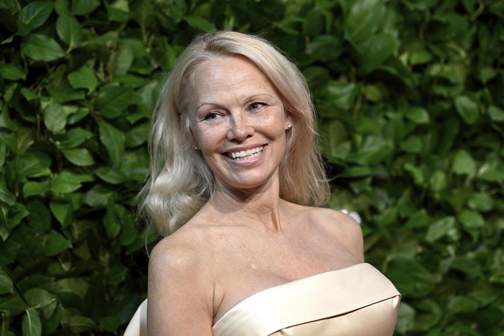 Pamela Anderson zbulon arsyen  p&euml;rse nuk vendos m&euml; grim