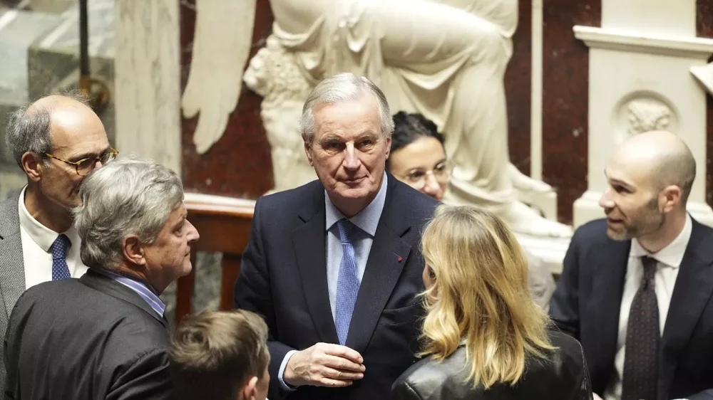 Rr&euml;zohet qeveria franceze, humbet mocionin e mosbesimit n&euml; parlament