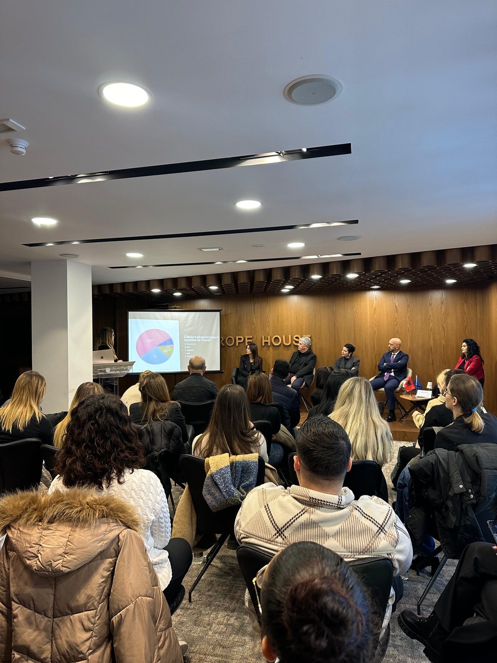 Talk Tourism Tirana: Diskutim mbi Gjetjet e Studimit t&euml; Turizmit n&euml;