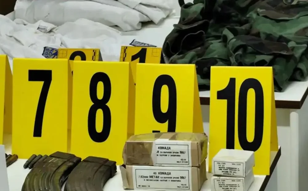 Gjenden s&euml;rish &alpha;rm&euml; dhe uniforma ushtarake n&euml; veri t&euml;